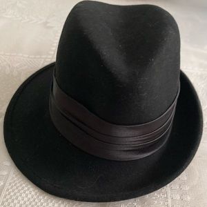 hi :) i am selling this very elegant black Nine West fedora